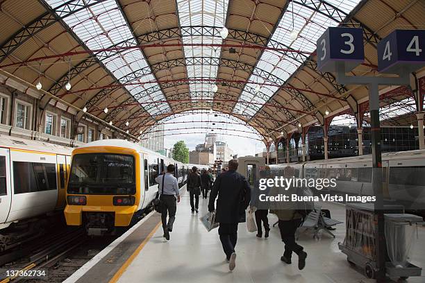 crowd in a train station - london victoria station foto e immagini stock