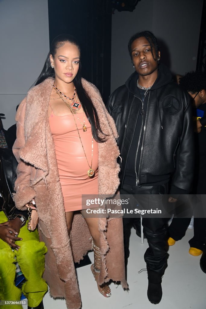 Off-White : Front Row - Paris Fashion Week - Womenswear F/W 2022-2023