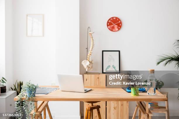 modern empty medical doctor office - desk imagens e fotografias de stock