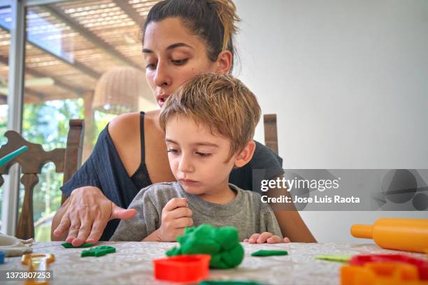 parent and child modelling clay - amoldar fotografías e imágenes de stock