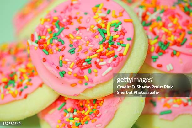 pink frosted sugar cookies - biscuit au sucre photos et images de collection