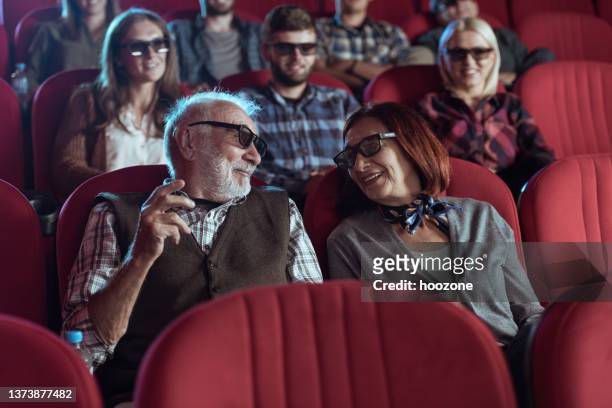 senior couple watching 3d movie - film and television screening stockfoto's en -beelden
