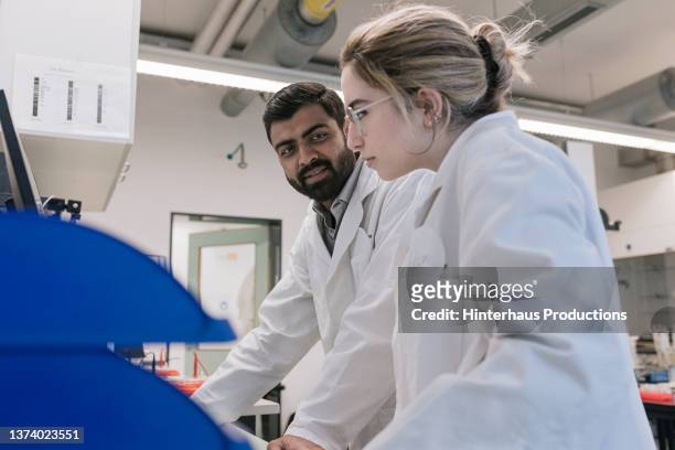 two medical students working at computer in laboratory - indian education health science and technology stockfoto's en -beelden