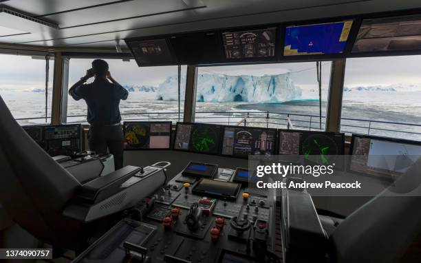 an officer on the bridge of a ship in antarctica. - ships bridge 個照片及圖片檔