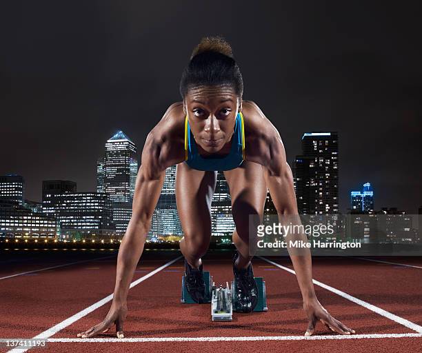 female sprinter on track in london - sprint photos et images de collection