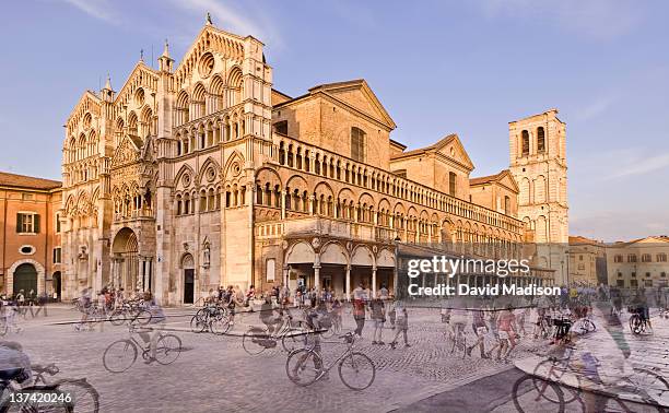 bike riders and pedestrians and the basilica. - ferrara - fotografias e filmes do acervo