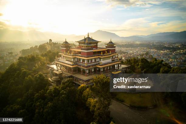 monasterio de pullahari en budhanilkantha, nepal - valle de kathmandu fotografías e imágenes de stock