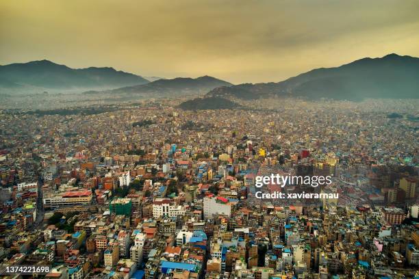 perspectiva aérea a última hora de la tarde sobre la ciudad de katmandú, nepal - valle de kathmandu fotografías e imágenes de stock