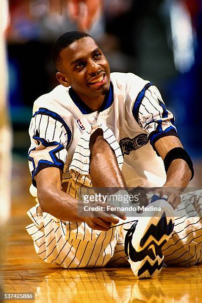 Anfernee Hardaway of the Orlando Magic ties his shoes circa 1995 at the Orlando Arena in Orlando, Florida. NOTE TO USER: User expressly acknowledges...
