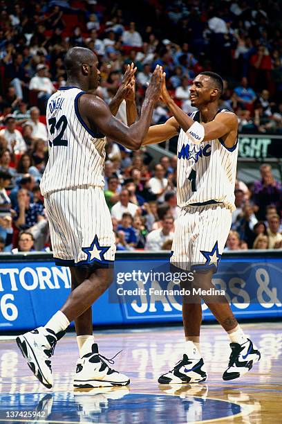 Anfernee Hardaway and Shaquille O'Neal of the Orlando Magic high five each other circa 1995 at the Orlando Arena in Orlando, Florida. NOTE TO USER:...