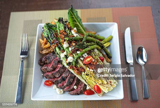 steak frites salad - seared stockfoto's en -beelden