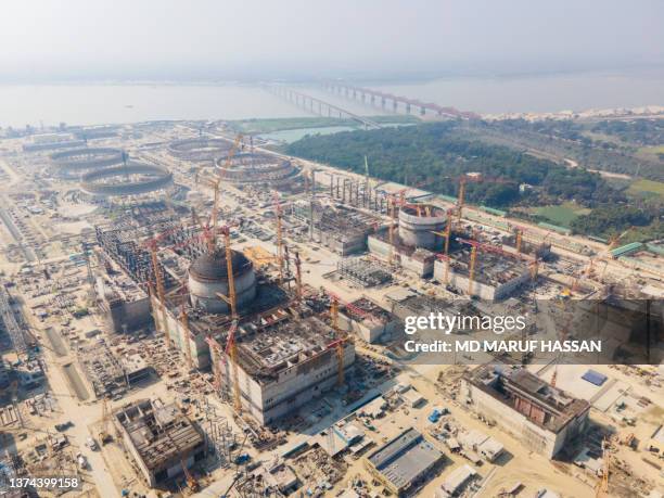 mega projetos de desenvolvimento de infraestrutura de bangladesh rooppur nuclear powerplant - flag of bangladesh - fotografias e filmes do acervo