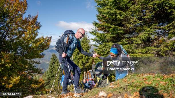 group of hikers climbing on mountain - people climbing walking mountain group stockfoto's en -beelden