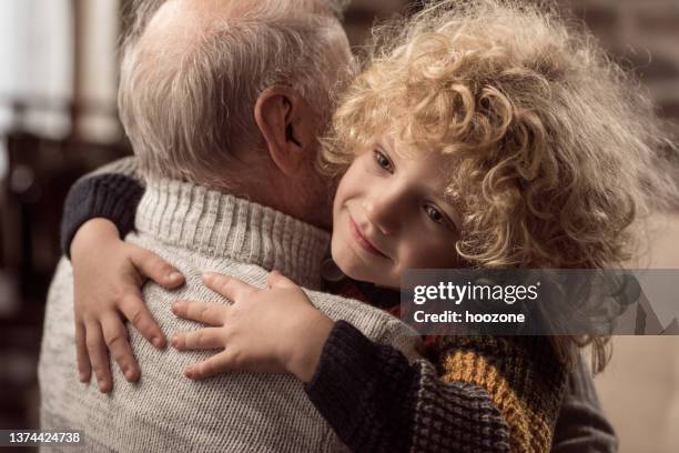 i love you grandpa! - blonde man stockfoto's en -beelden