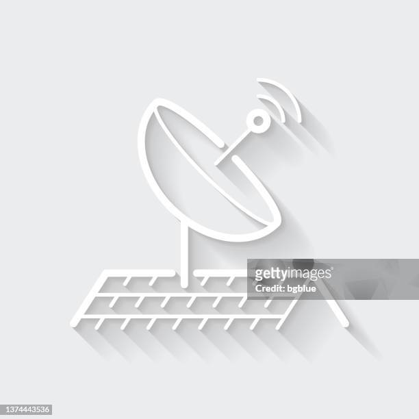 satellitenschüssel auf dem dach. icon mit langem schatten auf leerem hintergrund - flat design - fernsehantenne stock-grafiken, -clipart, -cartoons und -symbole