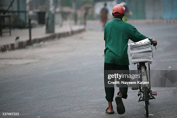 newspaper boy - paperboy fotografías e imágenes de stock