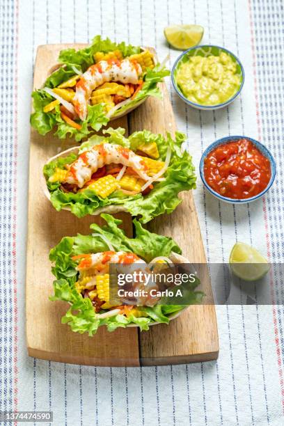 mexican food: tacos shrimp - vleesgerecht stockfoto's en -beelden
