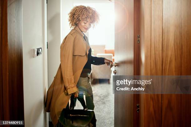 businesswoman entering the hotel room - eerste klas stockfoto's en -beelden