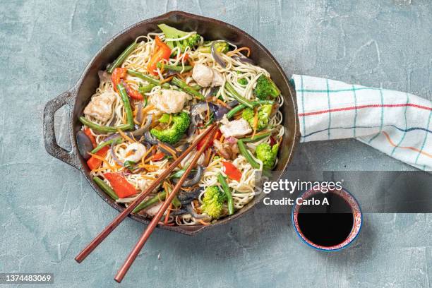 stir fried noodles with chicken and vegetables - chinese noodles stock pictures, royalty-free photos & images