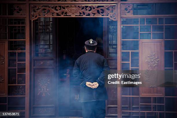 taoist in temple,xi'an, china. - tao stock-fotos und bilder