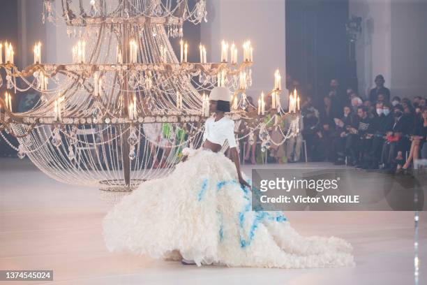 Off White Runway Photos and Premium High Res Pictures - Getty Images