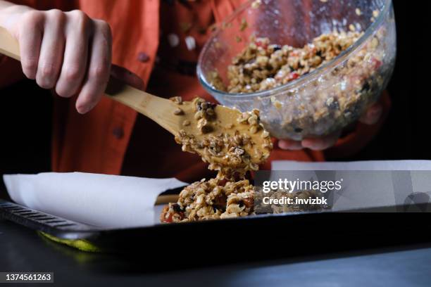 preparación de barras de granola caseras - hecho en casa fotografías e imágenes de stock