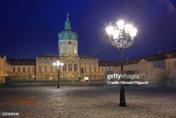 berlin, charlottenburg castle at night - シャルロッテンブルク宮殿 ストックフォトと画像