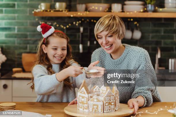 happy family christmas moment - gingerbread house stockfoto's en -beelden