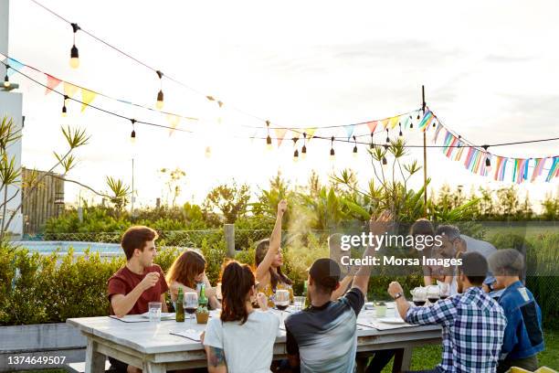 man celebrating birthday with daughter and friends - summer solstice photos et images de collection