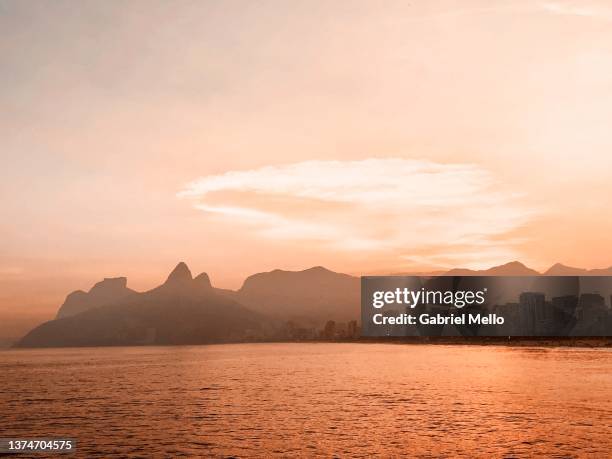 afternoon in arpoador rio de janeiro - arpoador beach stock-fotos und bilder