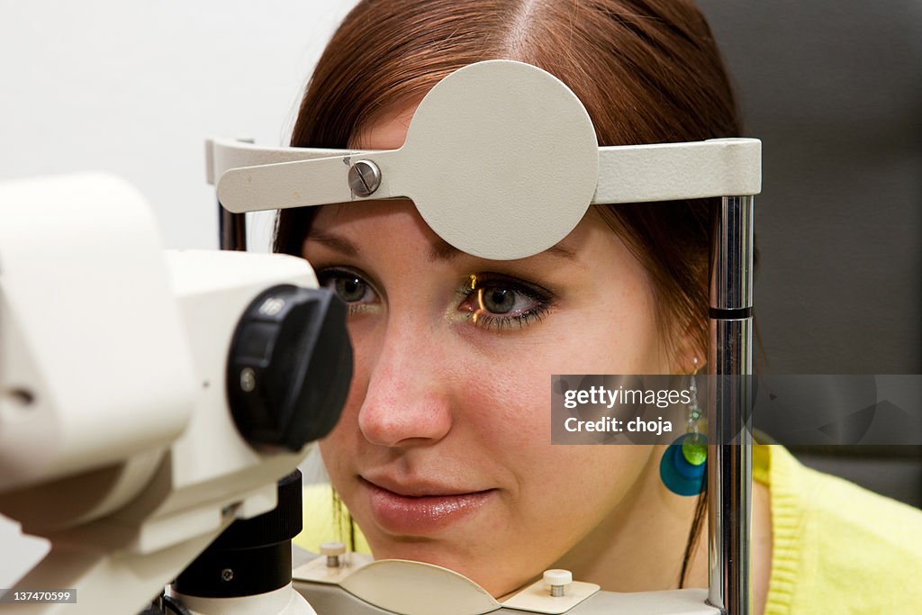 Jovem Menina no Optometrista verificar a sua visão