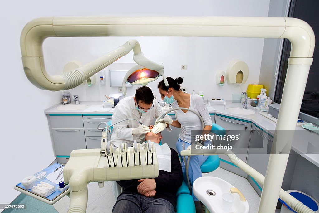 Dentista team e di mezza età del paziente.