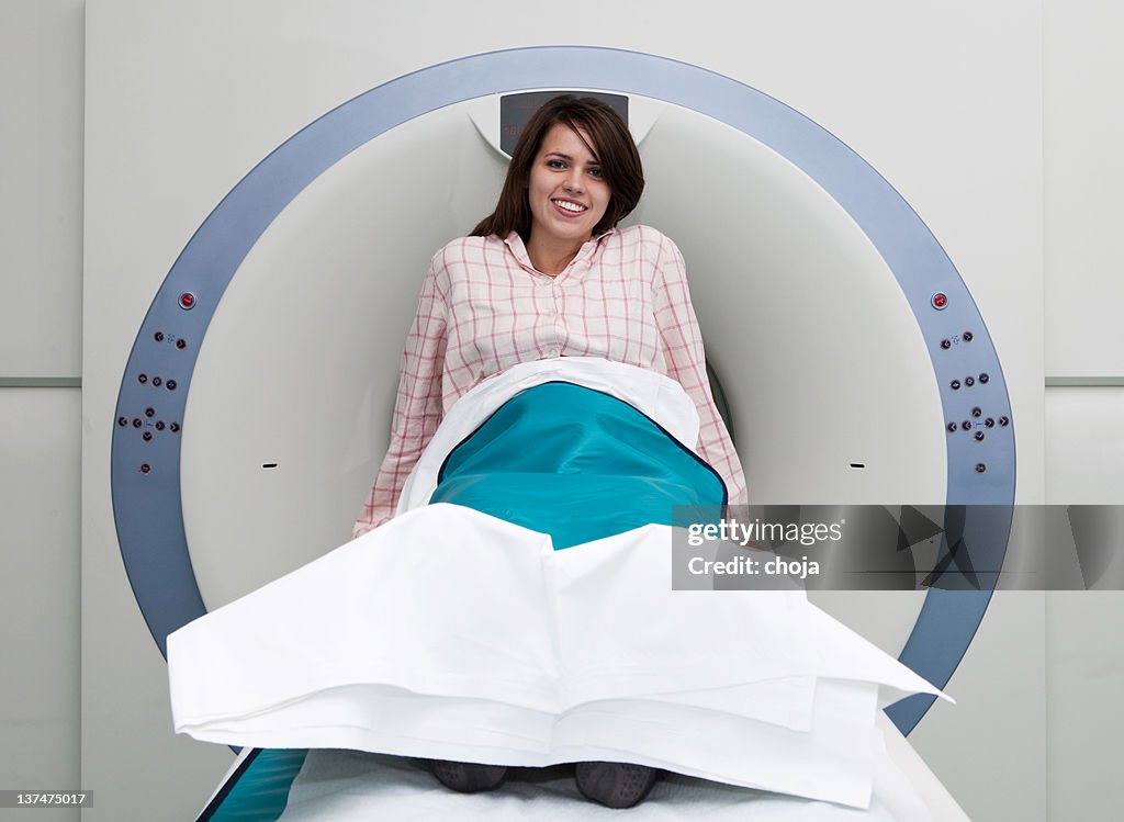 Junge Patienten Sitz in CAT scan machine