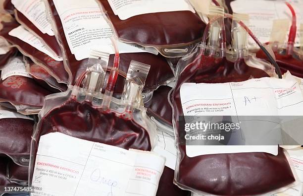 haufen von blut taschen mit roten blutkörperchen - blood bag stock-fotos und bilder