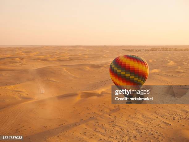 in mongolfiera sopra il deserto - mongolfiera foto e immagini stock