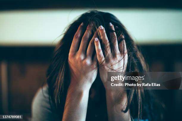 desperate woman - distraught photos et images de collection