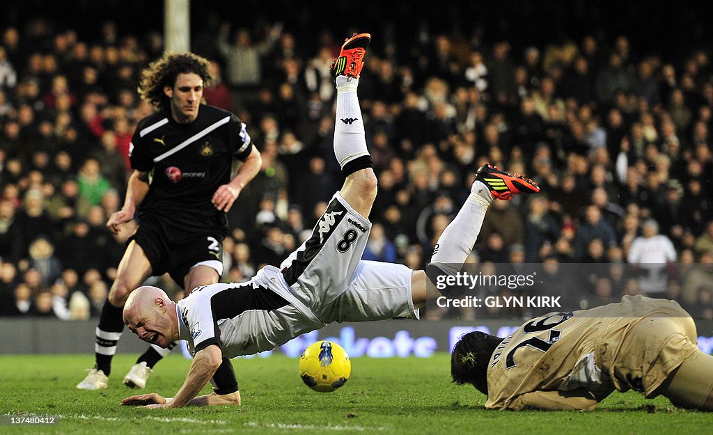 Fulham's English striker Andy Johnson (L