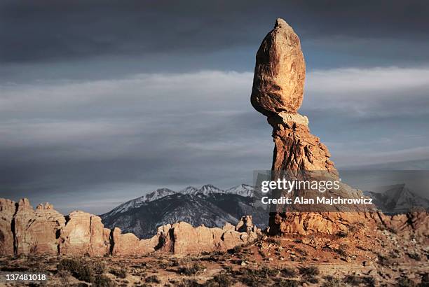 balanced rock, arches national park utah - balanced rock arches national park stock pictures, royalty-free photos & images