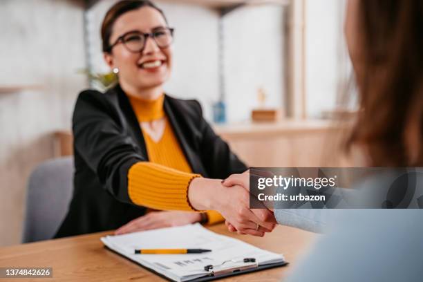 young woman meeting with a real estate agent - documento de hipoteca imagens e fotografias de stock