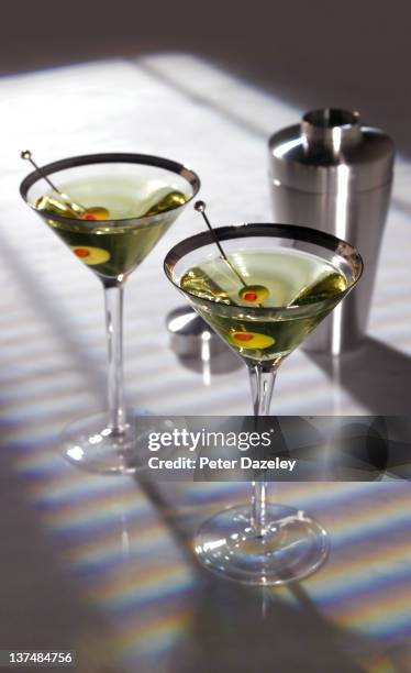 evening martini cocktail hotel bar - martini dry photos et images de collection