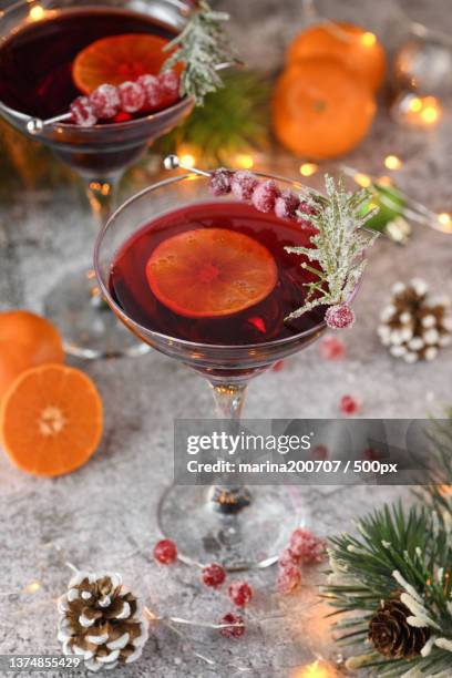 high angle view of cranberry margaritas with wine and christmas decorations on table - apero noel photos et images de collection