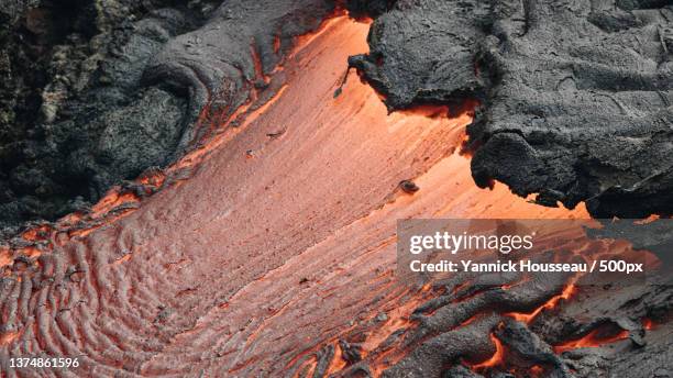 lava field,aerial view of lava with steam - hawaiis kilauea volcano erupts stock-fotos und bilder