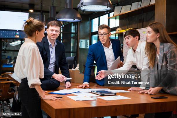 prioritization and project management to improve business continuity. business development team on a project meeting in a tech business office. they are having discussion of project planning, project time line, project cost and return on investment. - cost management stockfoto's en -beelden