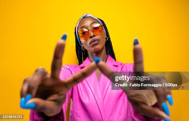 beautiful afro woman with pigtails and stylish clothes - editorial fotografías e imágenes de stock