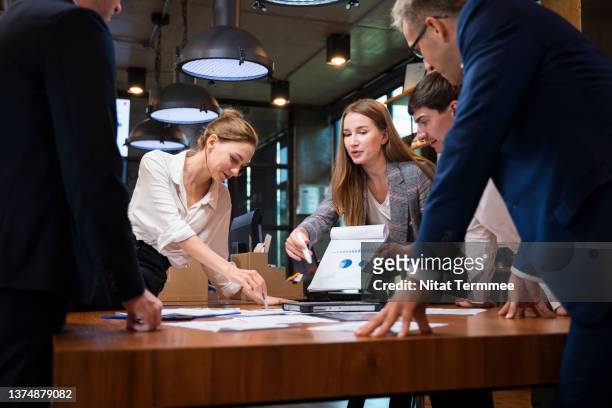 promoting women's empowerment as a business strategy toward sustainable. a female business development leader having a project status meeting or decision to report, analyze and improve to increases team's overall productivity in a tech business office. - boss photos et images de collection