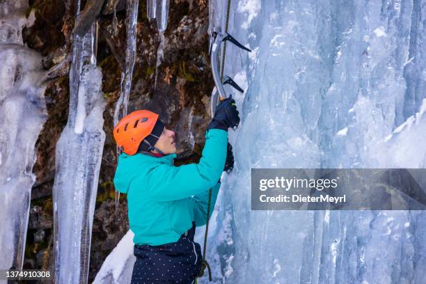 アイスクライミング若い女性 - ice pick ストックフォトと画像