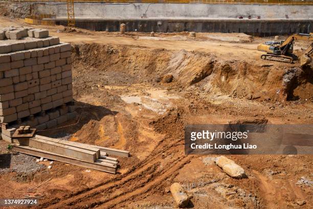 foundation pit on a construction site - arqueologia fotografías e imágenes de stock