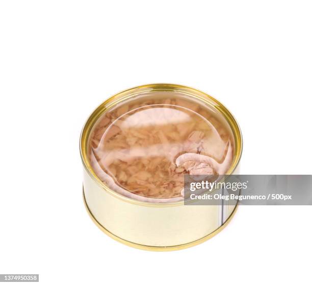 canned tuna,close-up of golden jar against white background,moldova - packed lunch - fotografias e filmes do acervo