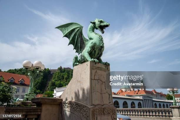 dragon bridge in ljubljana, slovenia - draak fictieve figuren stockfoto's en -beelden