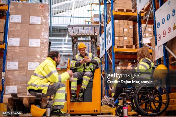 personen, die im palettenlager arbeiten - hubwagen stock-fotos und bilder